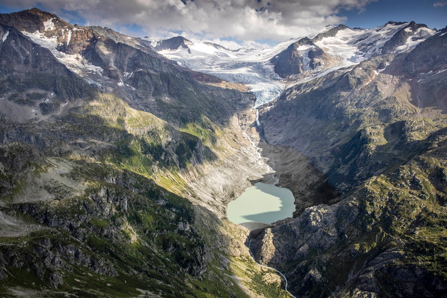 Kraftwerke Oberhasli AG (KWO) prévoit la construction d'un nouveau lac d'accumulation et d'une centrale hydroélectrique dans la région du Trift dans le Gadmental, car un lac s'est formé à cet endroit dans le lit du glacier suite au retrait de ce dernier a