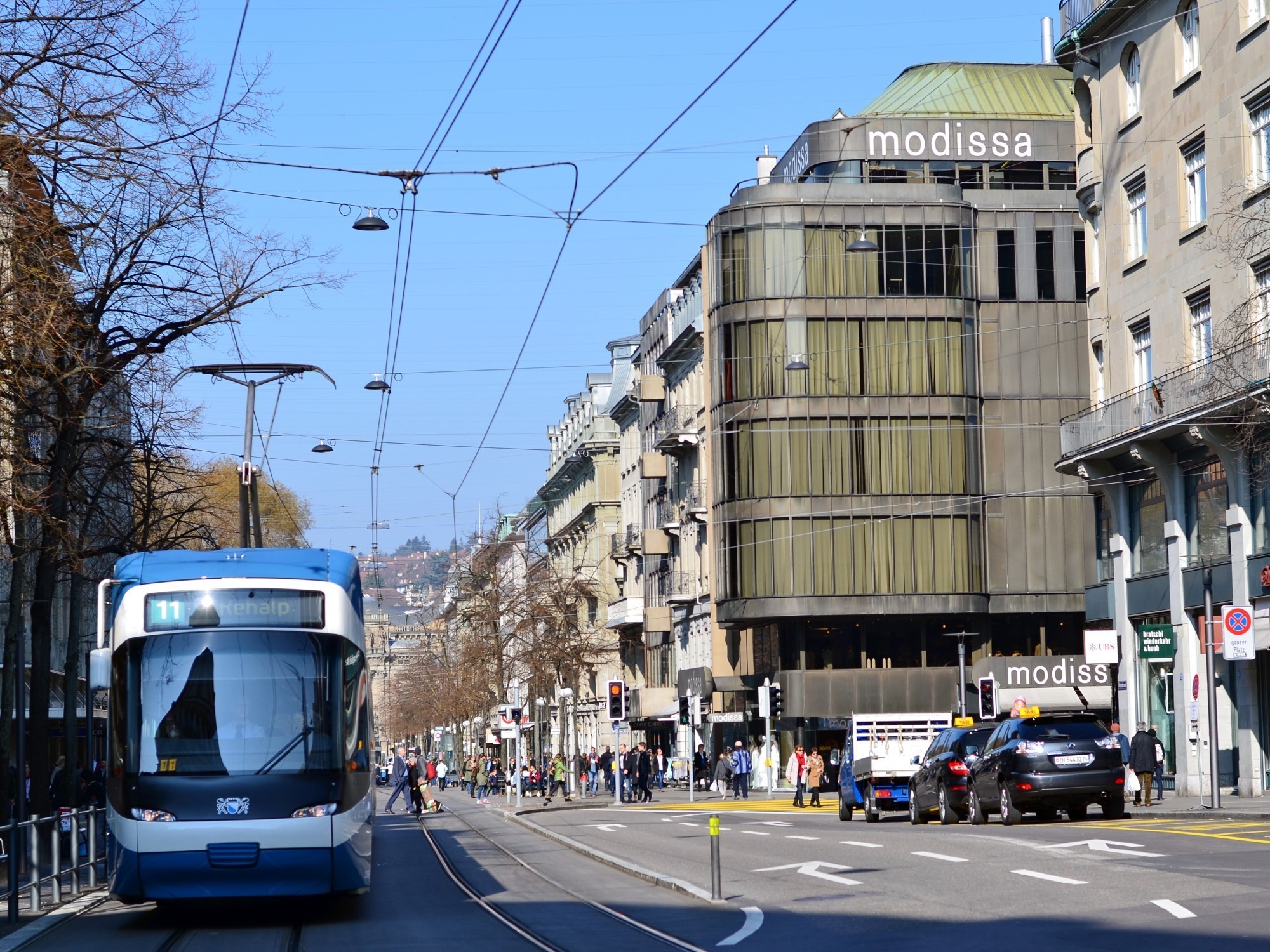 Le bâtiment de la maison de mode Modissa, situé dans un lieu idéal, devrait charmer facilement de nouveaux locataires, mais les propriétaires veulent le louer tout entier à une seule entreprise, ce qui est difficile vu l’architecture du bâtiment et le man