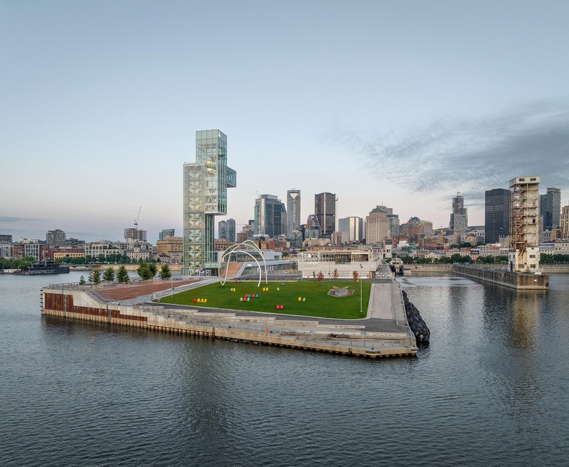 Avec sa silhouette complètement vitrée, la structure d’acier et le cœur en béton de la Tour sont rendus visibles, un hommage aux formes industrielles monumentales faisant jadis partie du Port de Montréal.