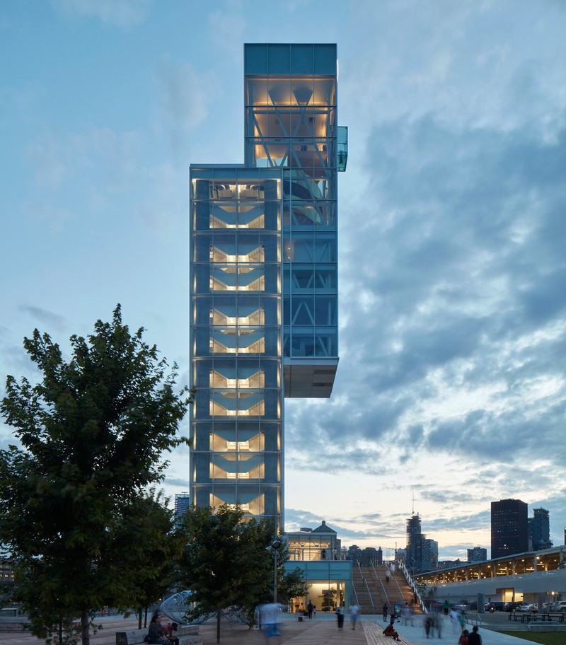 la Tour du Port sert à tisser un lien entre les deux icônes culturelles de la ville de Montréal : le majestueux fleuve Saint-Laurent et le Mont Royal.