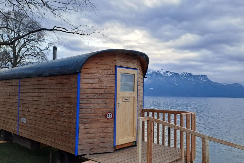 L’infrastructure, à l’instar de celle utilisée depuis 5 ans sur la plage de la Maladaire à La Tour-de-Peilz (VD), se compose d’une roulotte transformée en sauna avec vue sur le lac.