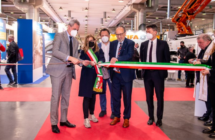 Prévu pour avril 2024 à Piacenza Expo en Italie, le salon du béton le plus prestigieux d’Europe est en passe de surpasser le triomphe de l’édition 2022, dont l'ouverture officielle est représentée sur cette photo.