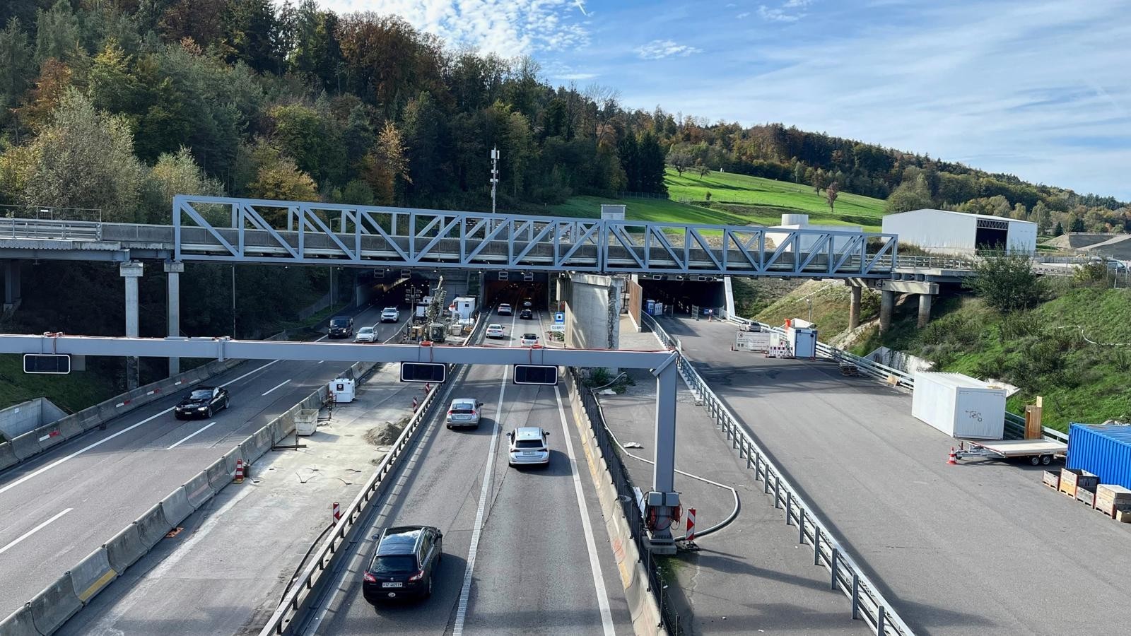Sur cette photo prise en octobre 2022, le troisième tube du tunnel du Gubrist était encore en construction. Depuis le 3 juillet 2023, le nouveau tunnel est en service marquant une étape importante dans l’amélioration du contournement nord de Zurich.