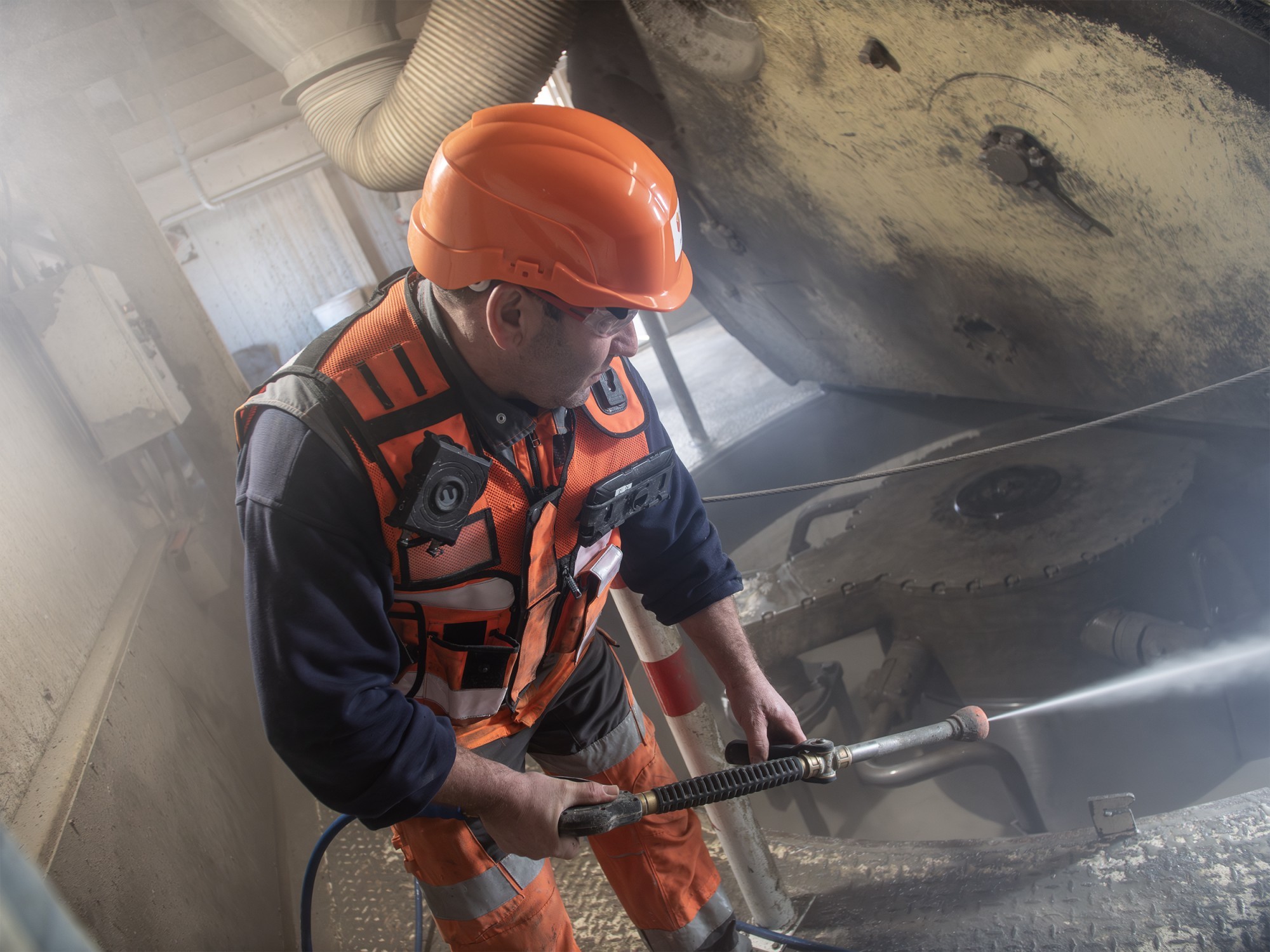 Un membre de l’équipe de PRO BETON est équipé du dispositif Wearin’ Brain visible sous son épaule droite.