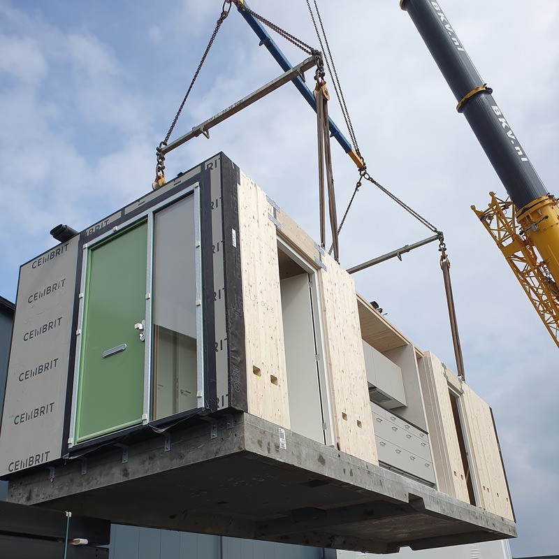 Les logements sont fabriqués à l'usine, transportés sur le site de construction et sont ensuite assemblés.