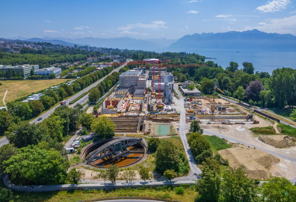 La STEP de Vidy, située vis-à-vis du lac Léman, n'est plus en mesure de traiter toutes les boues générées par le processus d’épuration. Ce problème nécessite une mise à jour complète du système pour garantir un traitement efficace des boues d’épuration.