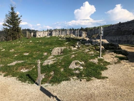 Le  Creux du Van est au centre de nombreux conflits depuis des années, opposant les écologistes amoureux de la flore du lieu aux adeptes de la promenade libre.