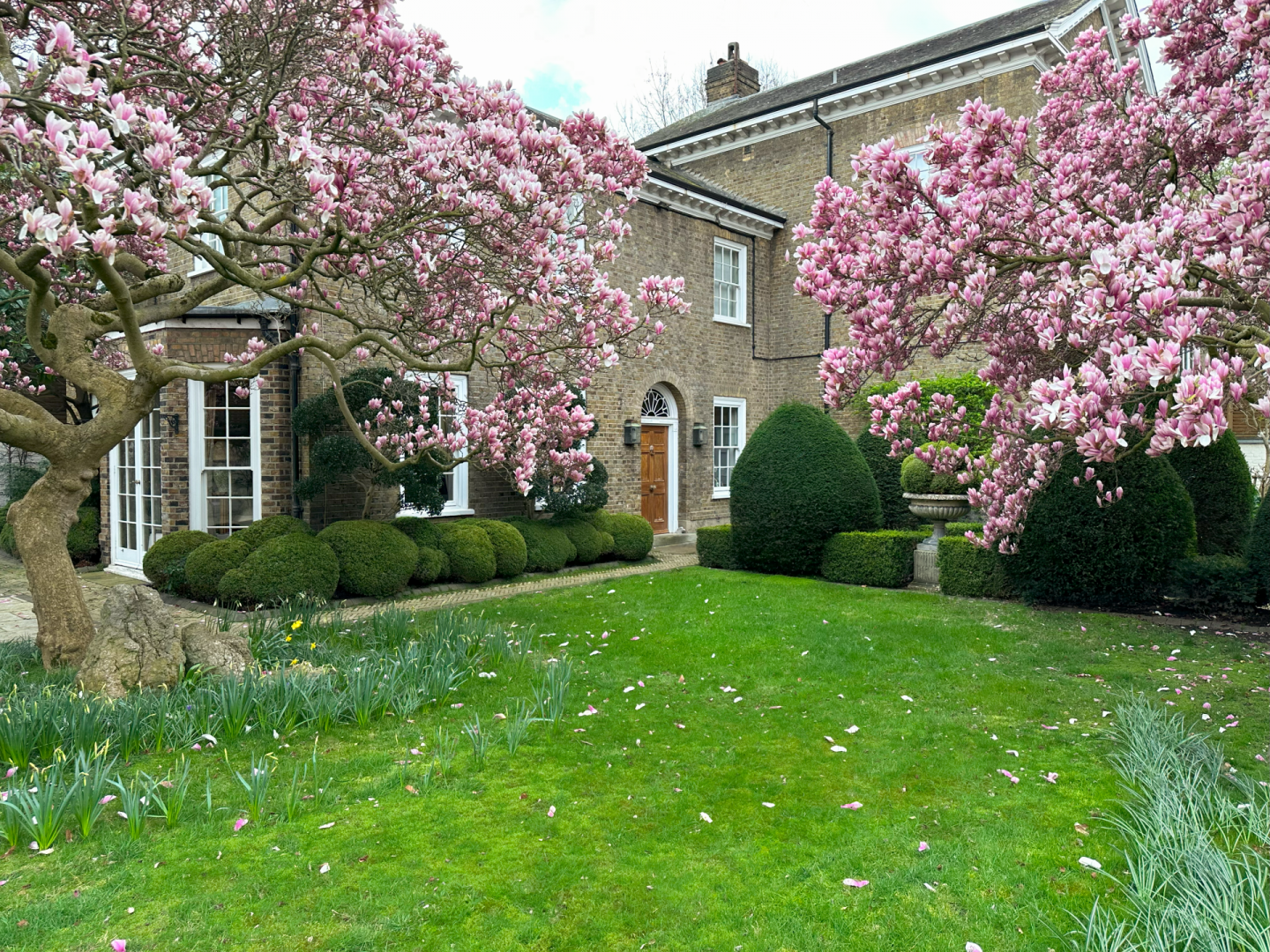 Le manoir de Kensington où Freddie Mercury a vécu avec sa compagne Mary Austin est en vente sur le marché londonnien atteignant la somme de 38 millions de dollars.  Les portes-fenêtres de la demeure soigneusement protégée par Mary durant des décennies s'o