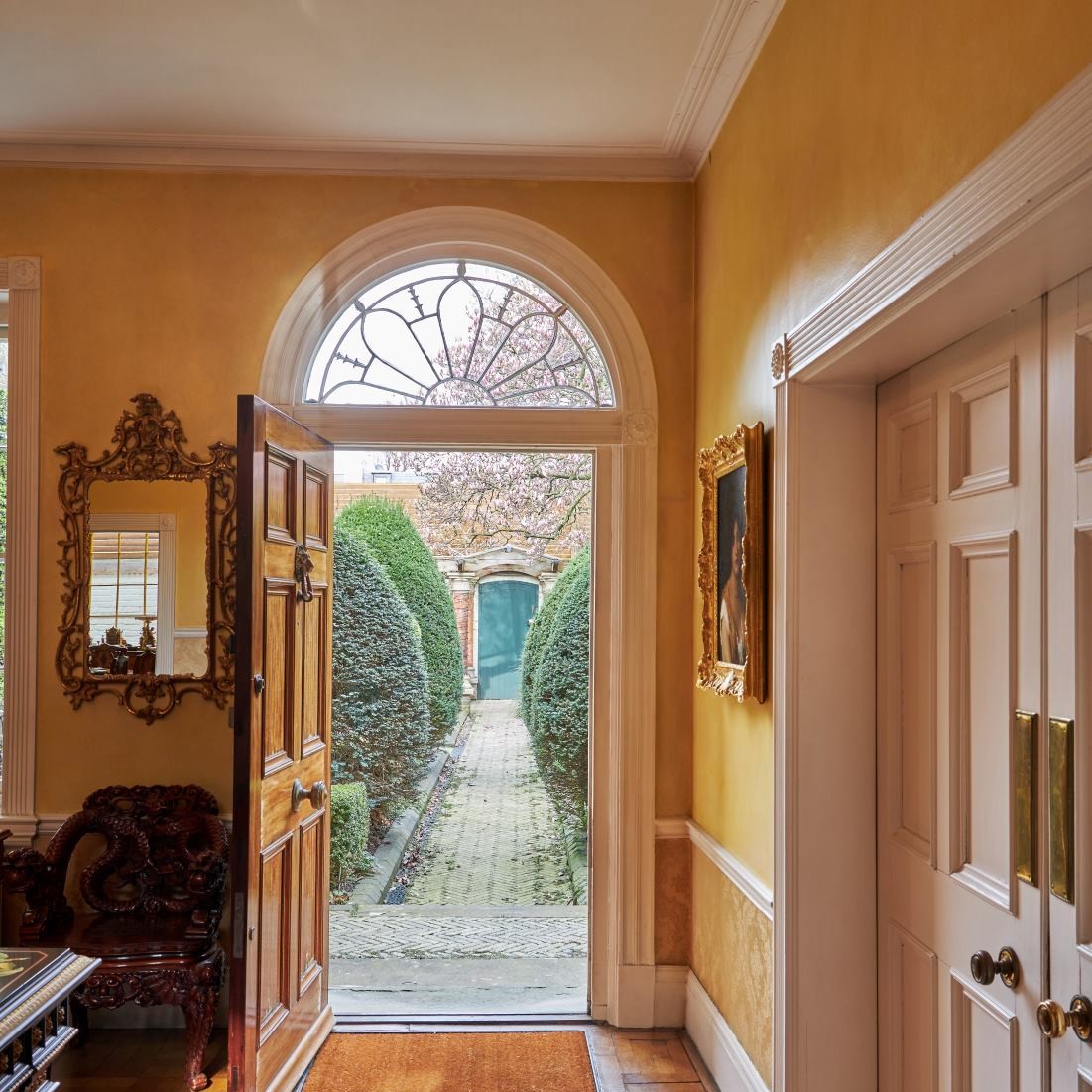 La célèbre porte verte de la demeure de Freddie Mercury, Garden Lodge, mène à un sanctuaire d'artistes légendaire.
