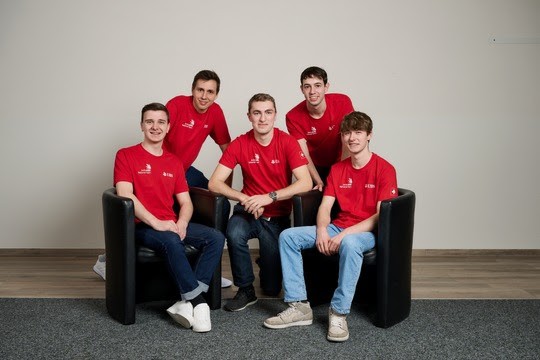Les cinq candidats romands qui se présenteront aux SwissSkills 2024 à Lyon en septembre, de gauche à droite: Marc Gay, Philippe Dourassov, Loïc Santschi, Matthieu Brun, Robin Taramarcaz.
