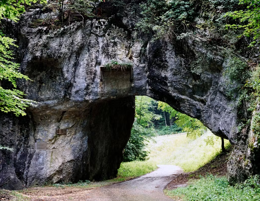 Pierre Pertuis, un tunnel naturel sculpté dans la roche par les Romains, sert aujourd’hui de site d’apprentissage archéologique dans le Jura bernois.