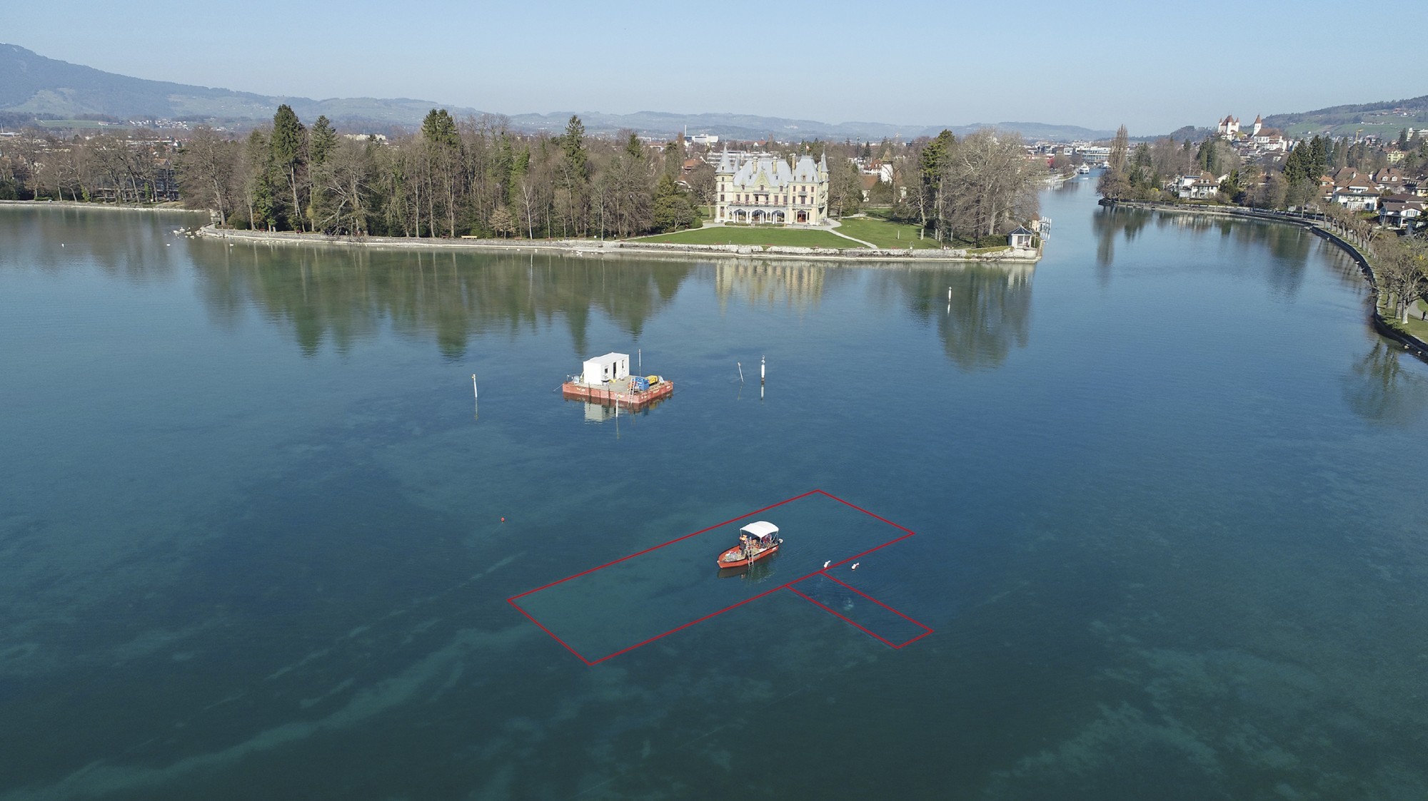 Le bassin inférieur du lac de Thoune avec le château de Schadau à l’arrière-plan. Le secteur du site de l’Age du Bronze fouillé en 2020 est démarqué par une ligne rouge.