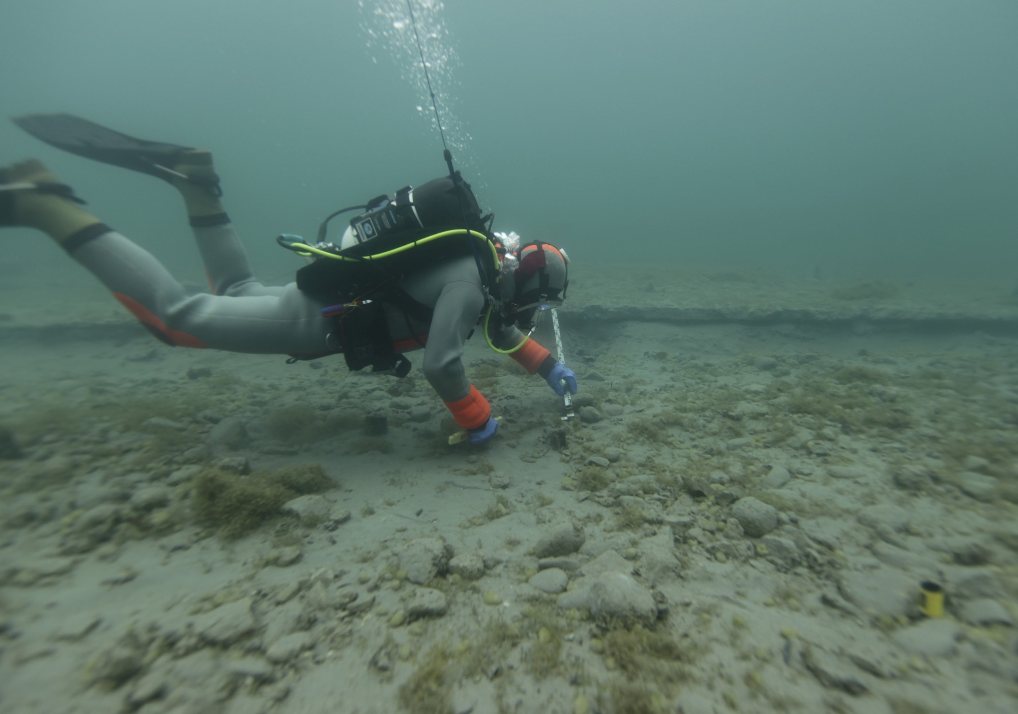 Un plongeur suit le front d’érosion formé au fond du lac de Thoune par le sillage des bateaux de ligne. Ce front d’érosion se déplace en permanence, provoquant ainsi la mise au jour et la destruction de vestiges.