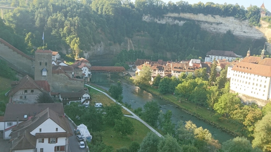 Les travaux de réaménagement des bancs de graviers ont lieu début avril à l’aval du Pont de Berne, en Basse-Ville de Fribourg.