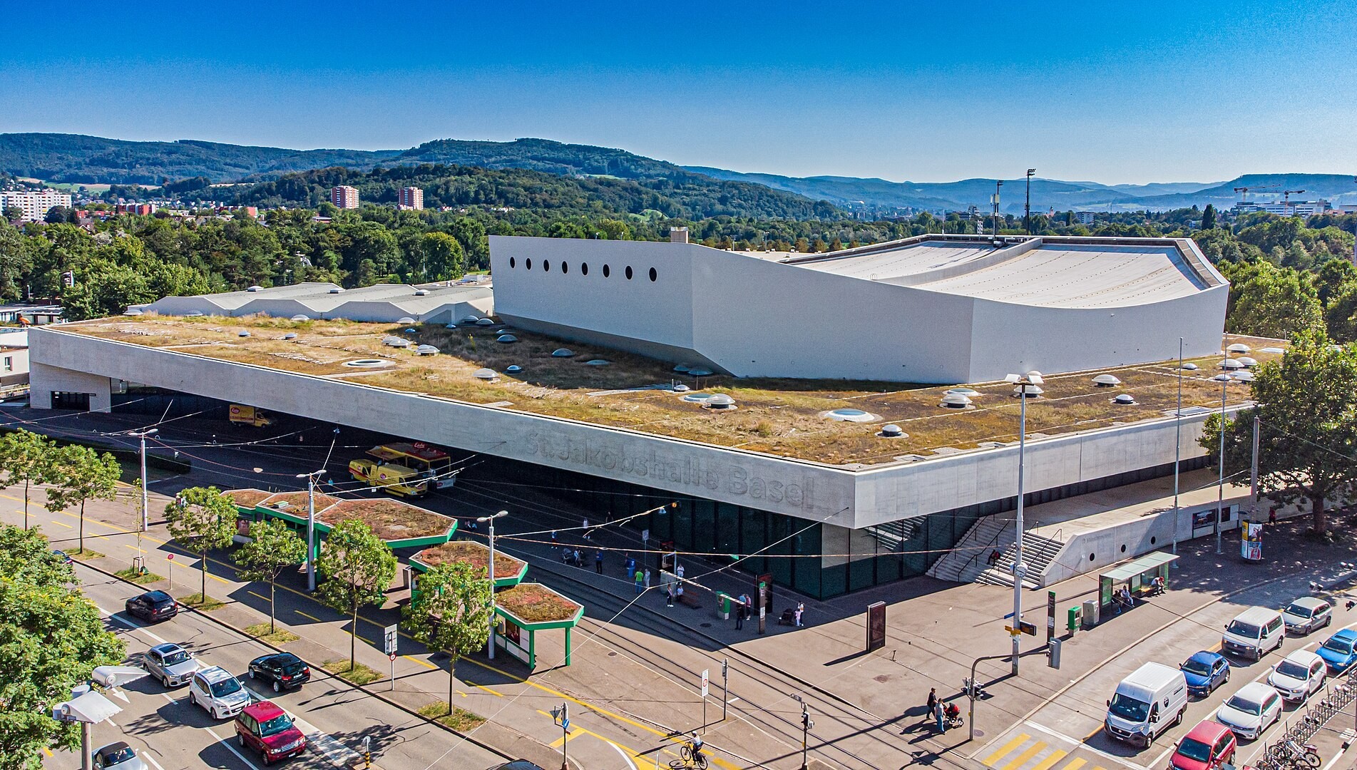 Vue sur la Halle Saint-Jacques à Bâle: le complexe de halles construit en 1975 a été rénové et modernisé entre 2016 et 2018.