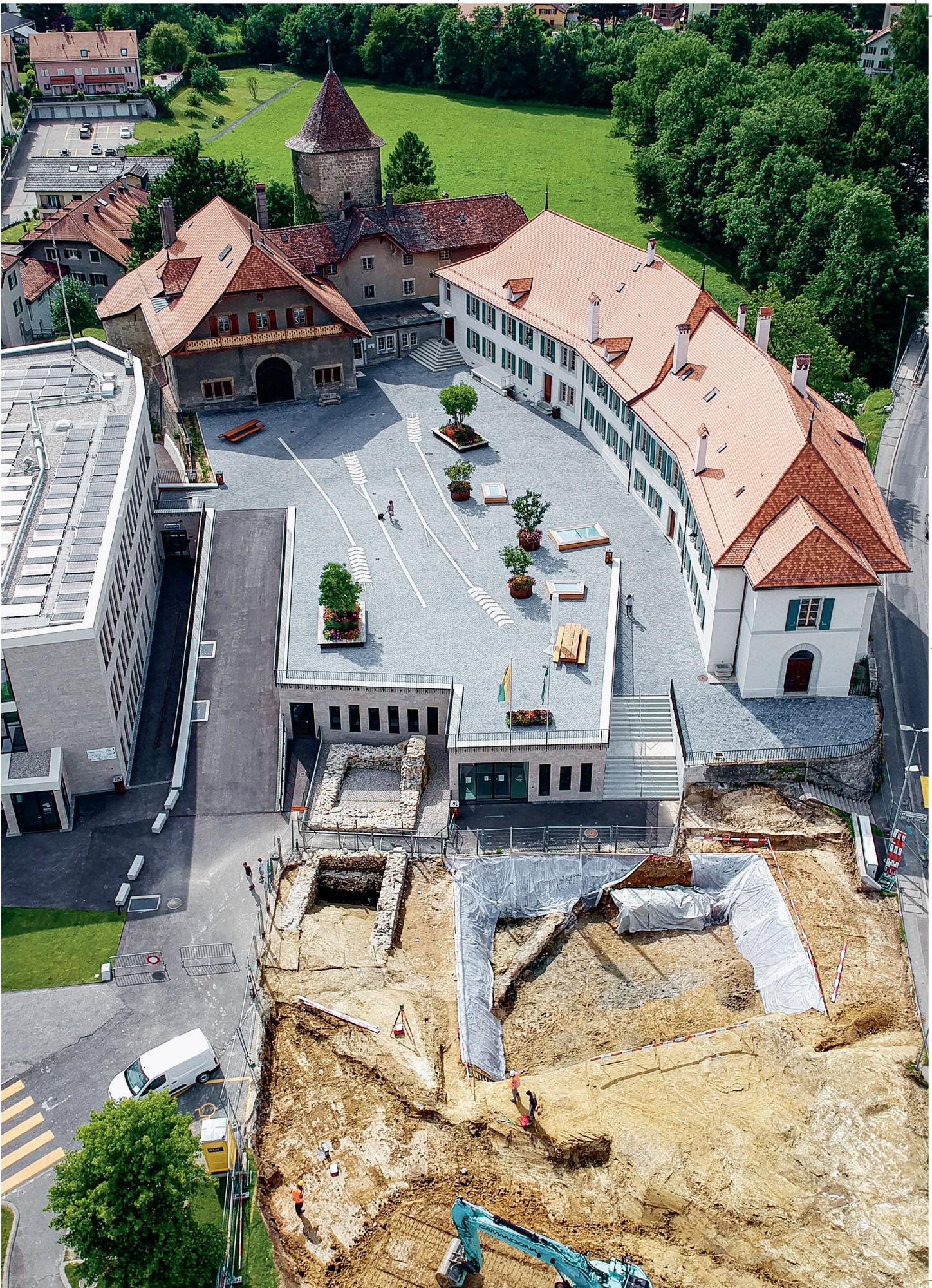 Vue générale du château d’Echallens lors de la fouille de la place Basse en 2021, avec au centre, les fondations du dispositif d’entrée conservées in situ.