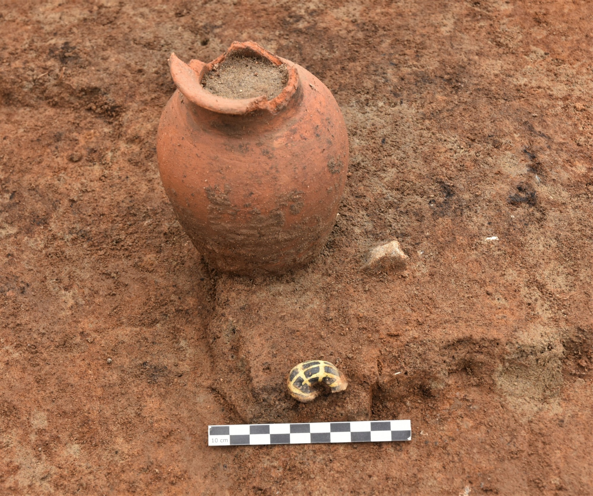 Avenches-Au Milavy. Accompagnée d’une perle de verre (au premier plan), l’une des urnes cinéraires du site funéraire celtique (120-80 av. J.-C.).