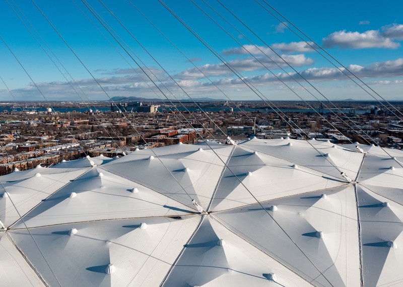 Dans le but de restaurer la pleine capacité du Stade olympique tout en conservant son identité unique qui a fait sa gloire, un nouveau toit fixe et solide sera installé, intégrant un anneau de verre transparent.