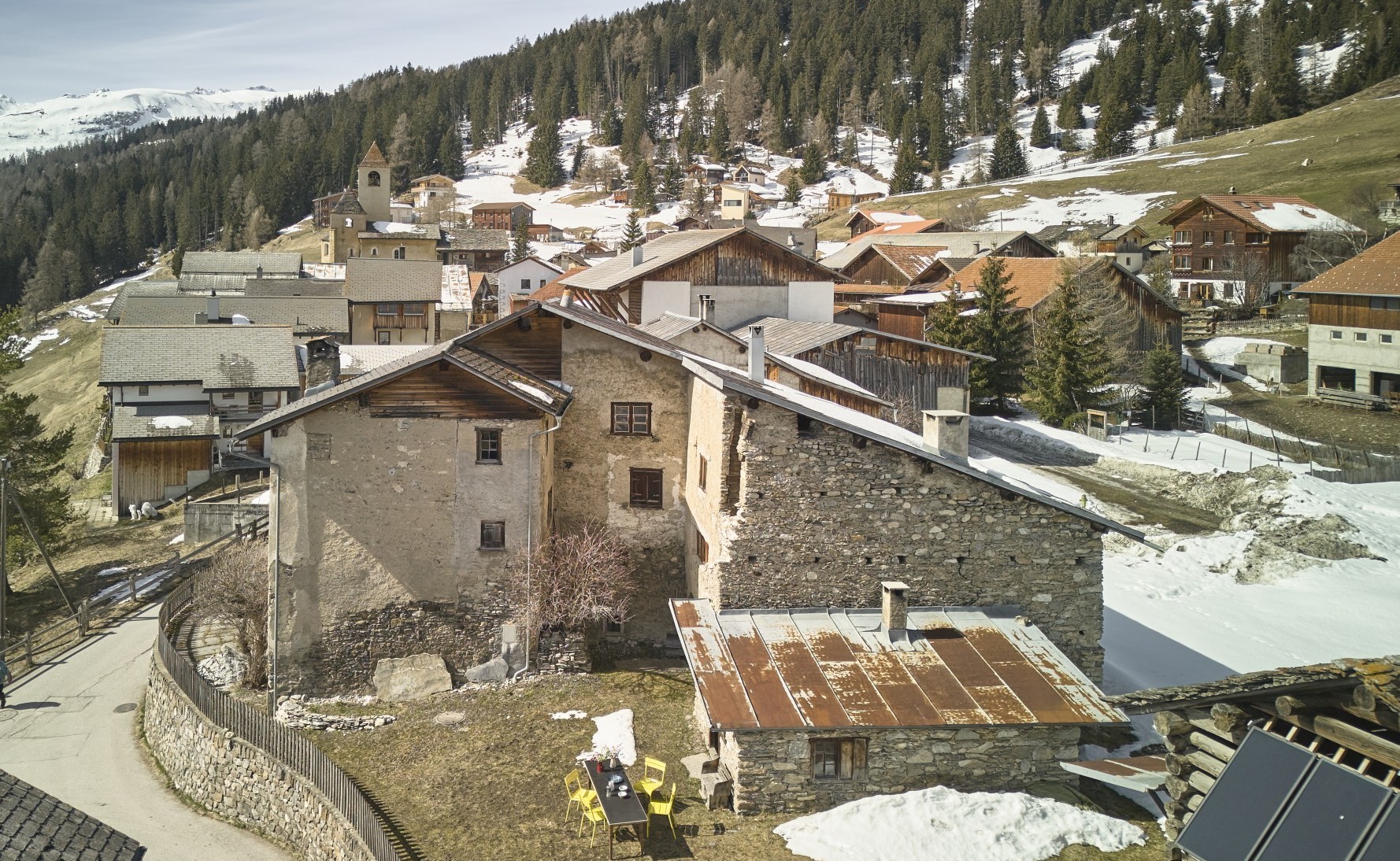 Le site pittoresque de Tgea Simonett est idéalement situé à l’extrémité est de Lohn, niché dans le Val Schons (Schams), au cœur de la vallée du Rhin postérieur.