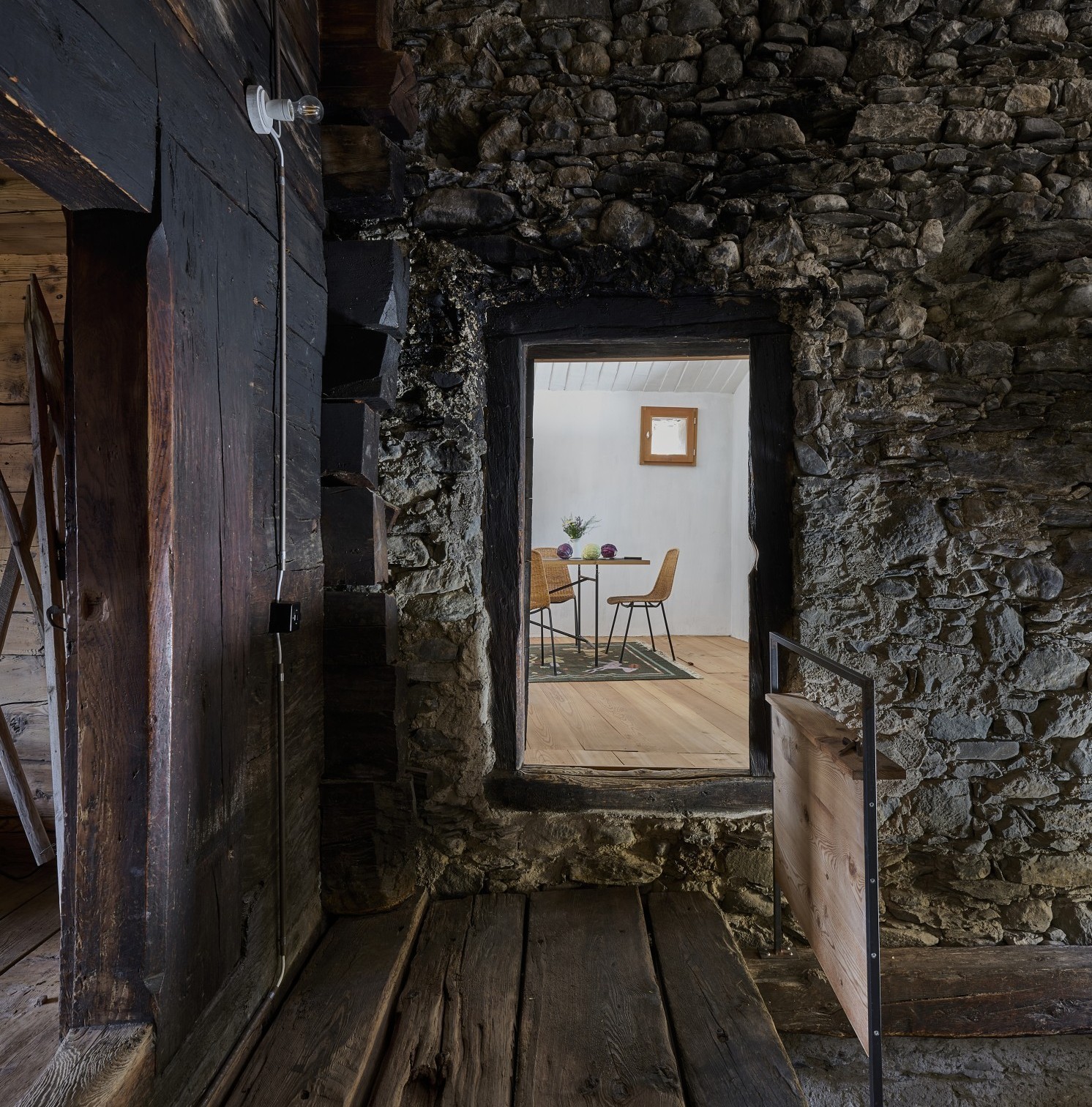 La maison, restée vide pendant près d'un siècle est actuellement un mélange subtil entre les murs de pierres de l'époque et une décoration moderne.