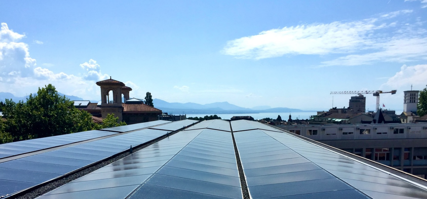 Grâce aux efforts des équipes mobilisées pour l'expansion massive des installations photovoltaïques sur les bâtiments de l'administration cantonale vaudoise, l'autonomie électrique est attendue pour 2035.