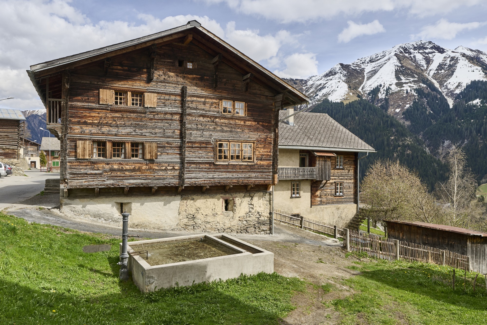 Ce bâtiment en madriers compte parmi les témoignages les mieux conservés de l’architecture rurale du Val Lumnezia datant de la première moitié du XVIIIᵉ siècle.