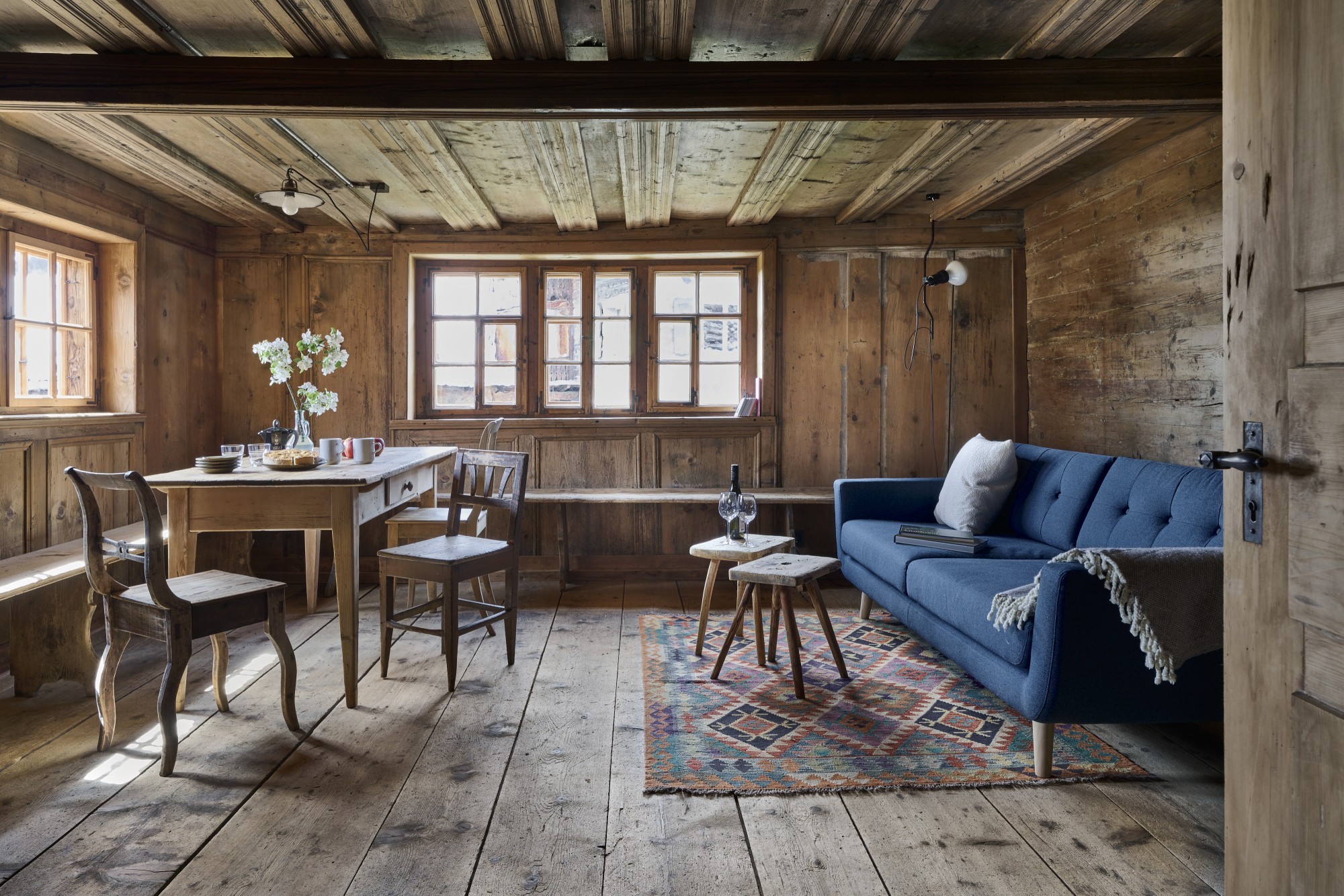 La restauration a visé à conserver autant d’éléments d’origine que possible et à respecter la structure initiale du bâtiment. Pour l’ameublement également, le mobilier existant des propriétaires a été utilisé autant que possible, et ce qui manquait a été