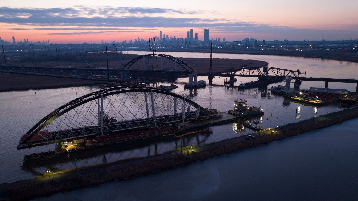 Le pont de remplacement à deux voies augmentera l'efficacité pour les voyageurs.