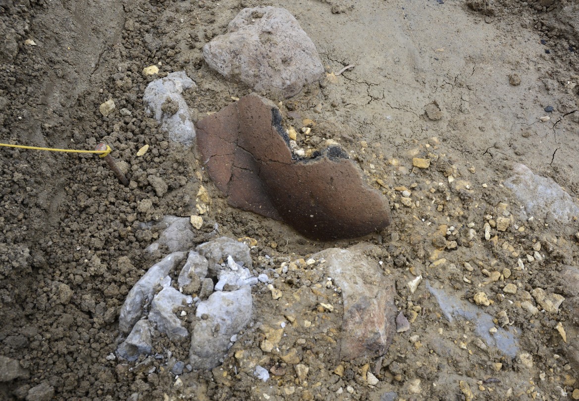 Future déchetterie de Delémont : un récipient datant de l’âge du Bronze final est en cours de dégagement.