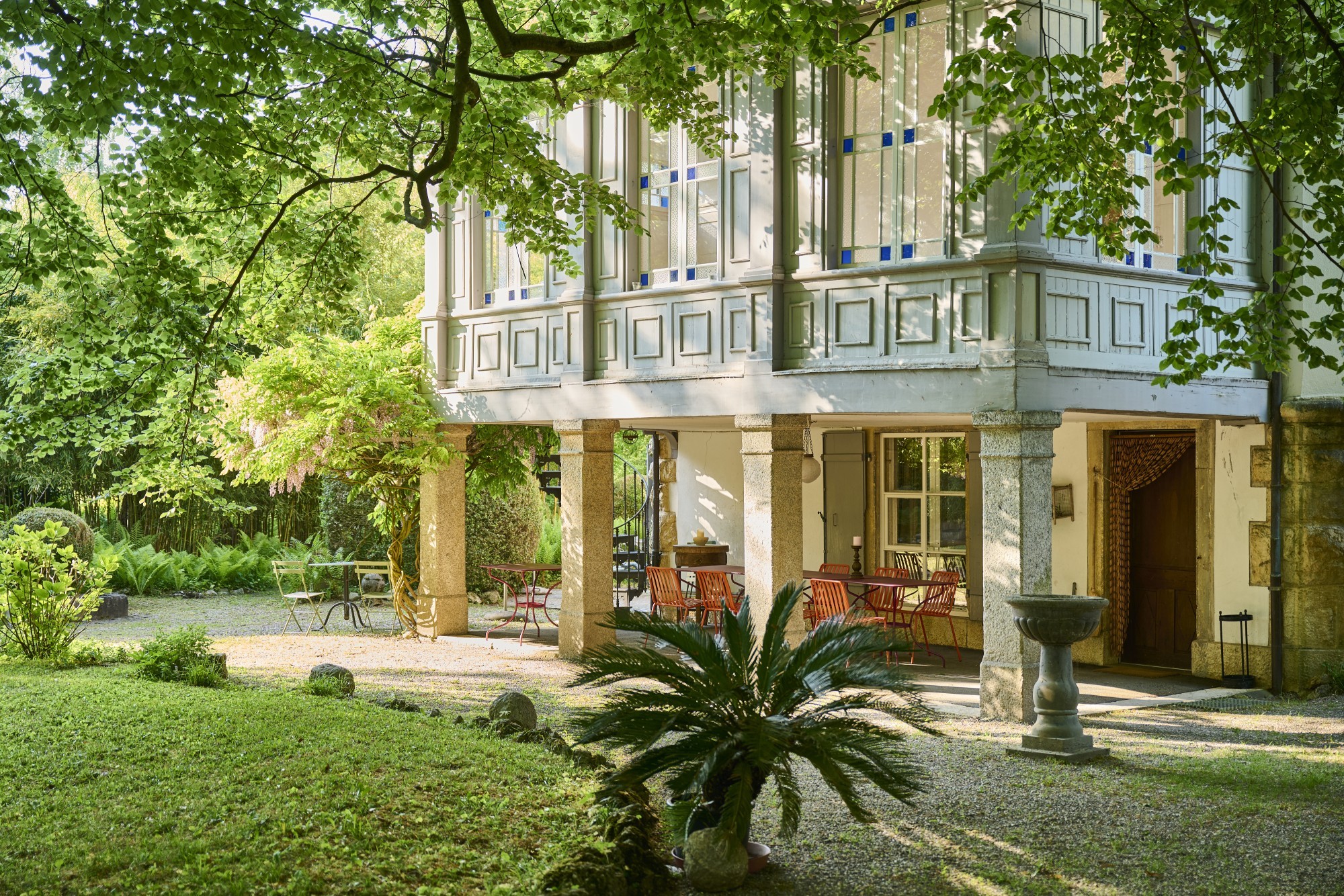 Grâce à la fondation Vacances au cœur du Patrimoine, la villa accueille jusqu’à huit hôtes en quête d’un séjour hors du commun.
