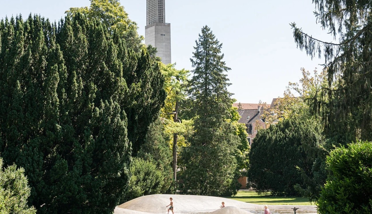 La pataugeoire se transforme en skatepark en dehors de la saison estivale. Composé d’environ 180 essences réparties sur 10 ha dont des magnolias, des chênes et des érables, le parc est un havre de paix en plein cœur de la ville.