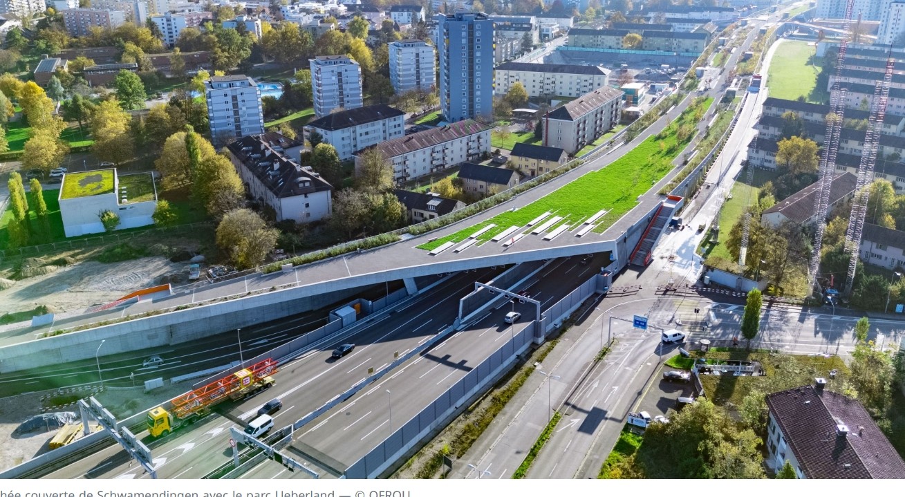 Vue aérienne de la tranchée couverte de Schwamendingen et de l'Ueberlandpark, un nouvel espace vert au cœur du quartier.