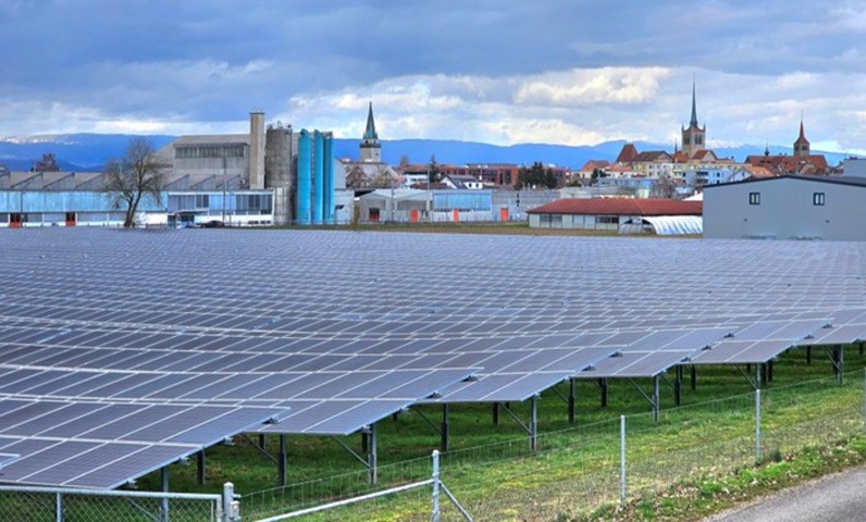 Modules standards montés en zone industrielle à Payerne (VD) avec une inclinaison de 11,5°.