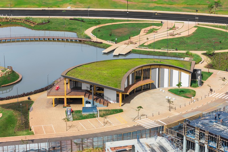 Casa Una est un bâtiment polyvalent situé dans le Parque Una, un complexe urbain à usage mixte à Uberlândia, une ville du centre du Brésil.