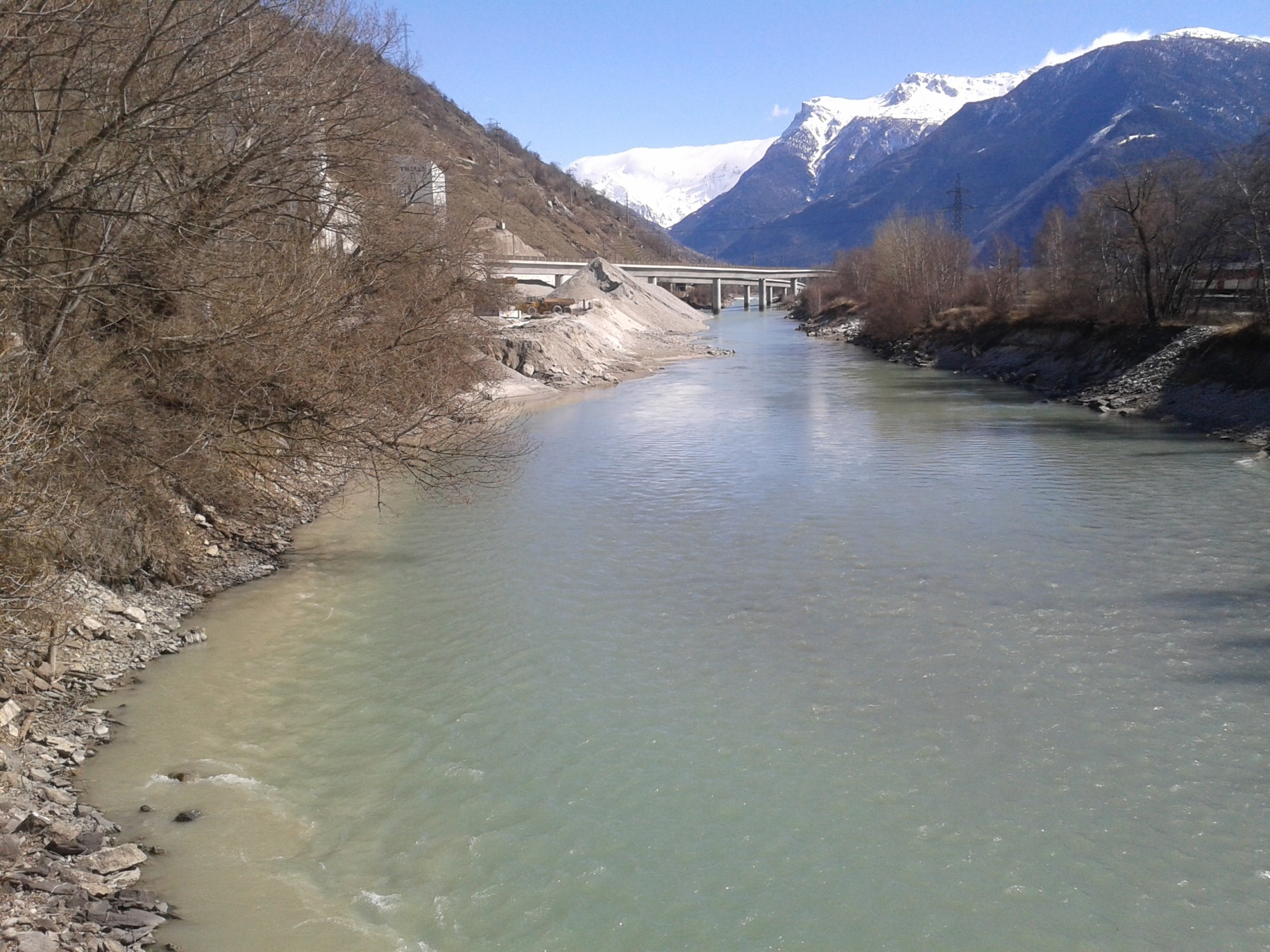 Les travaux de securisation visent a renforcer la rive gauche près des ponts ferroviaires et à améliorer la capacité hydraulique de certains tronçons en rive droite.