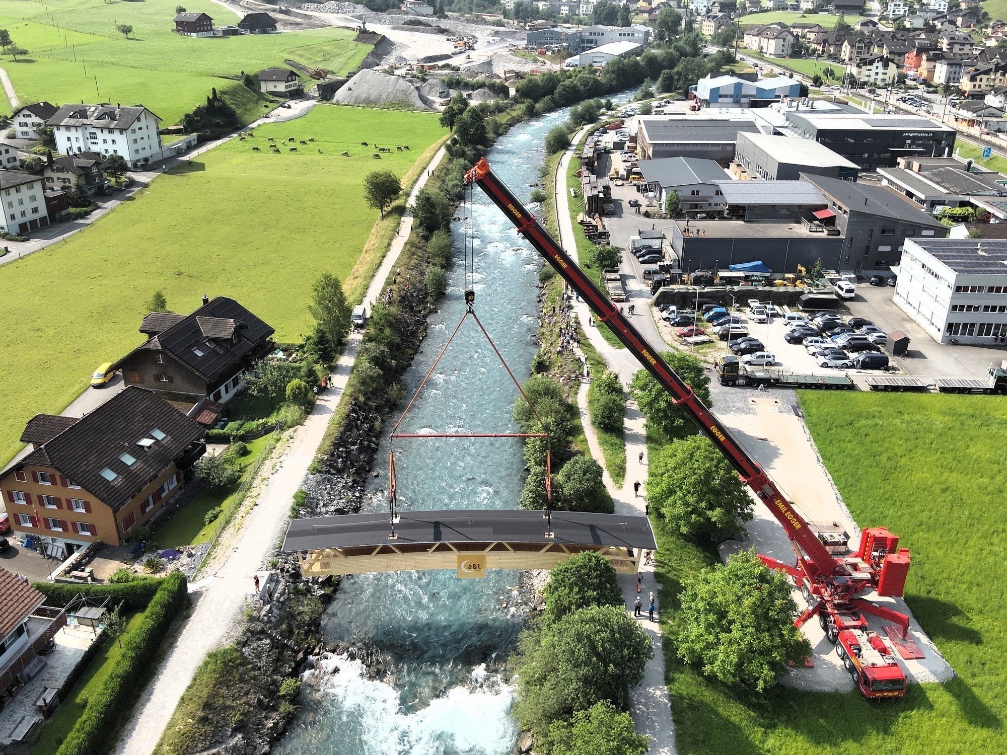 La passerelle a été hissée à son emplacement à l'aide d'une grande grue mobile.