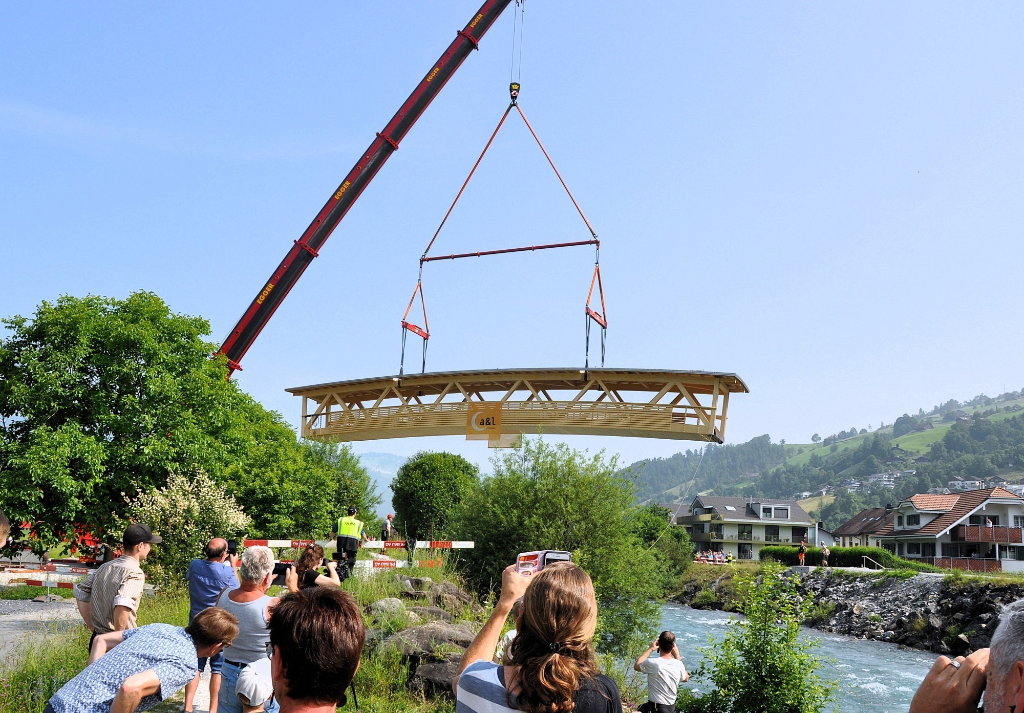 Avec ses 30 m de long et ses 2,5 m de large, la passerelle Bürersteg offre aux promeneurs et aux cyclistes une liaison attrayante au-dessus de la rivière.