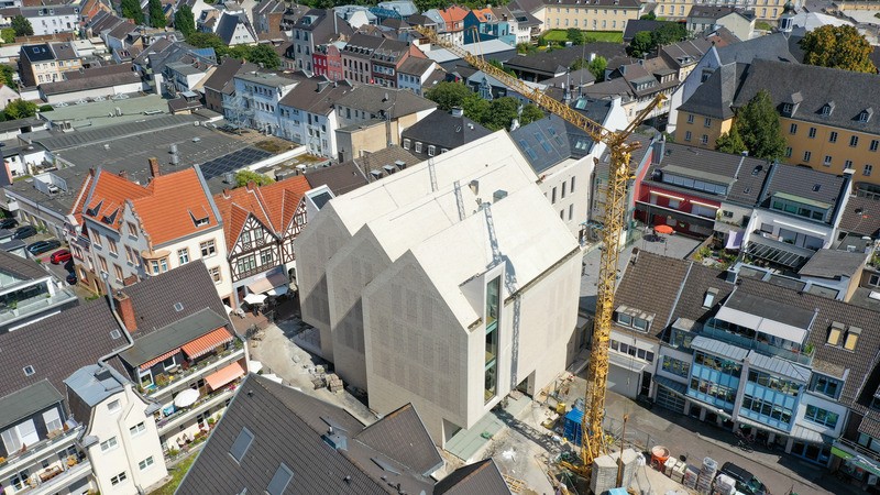 Vue aérienne : les pignons décalés de la nouvelle bibliothèque au cœur de la ville.