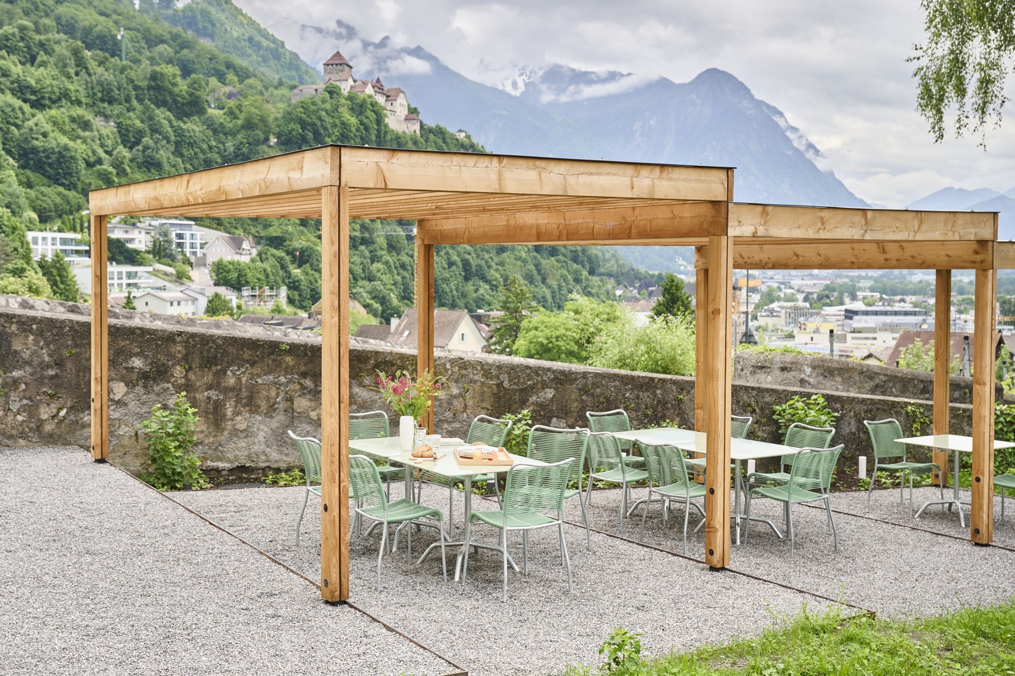 Un lieu de détente dans le cœur historique du village de Vaduz avec vue sur les montagnes.