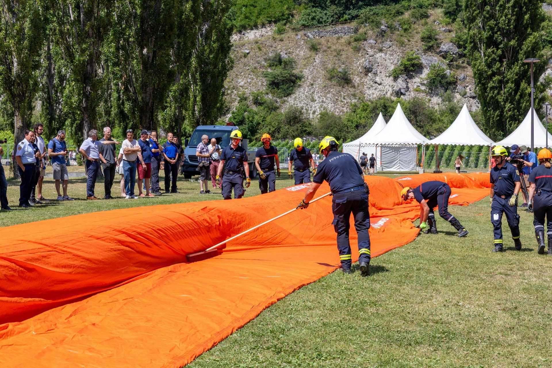 Mobilière a offert à la villée de Sierre un dispositif temporaire et déplaçable, constitué de modules gonflables ou de barrières amovibles, utilisé pour protéger des zones contre les inondations ou les crues.