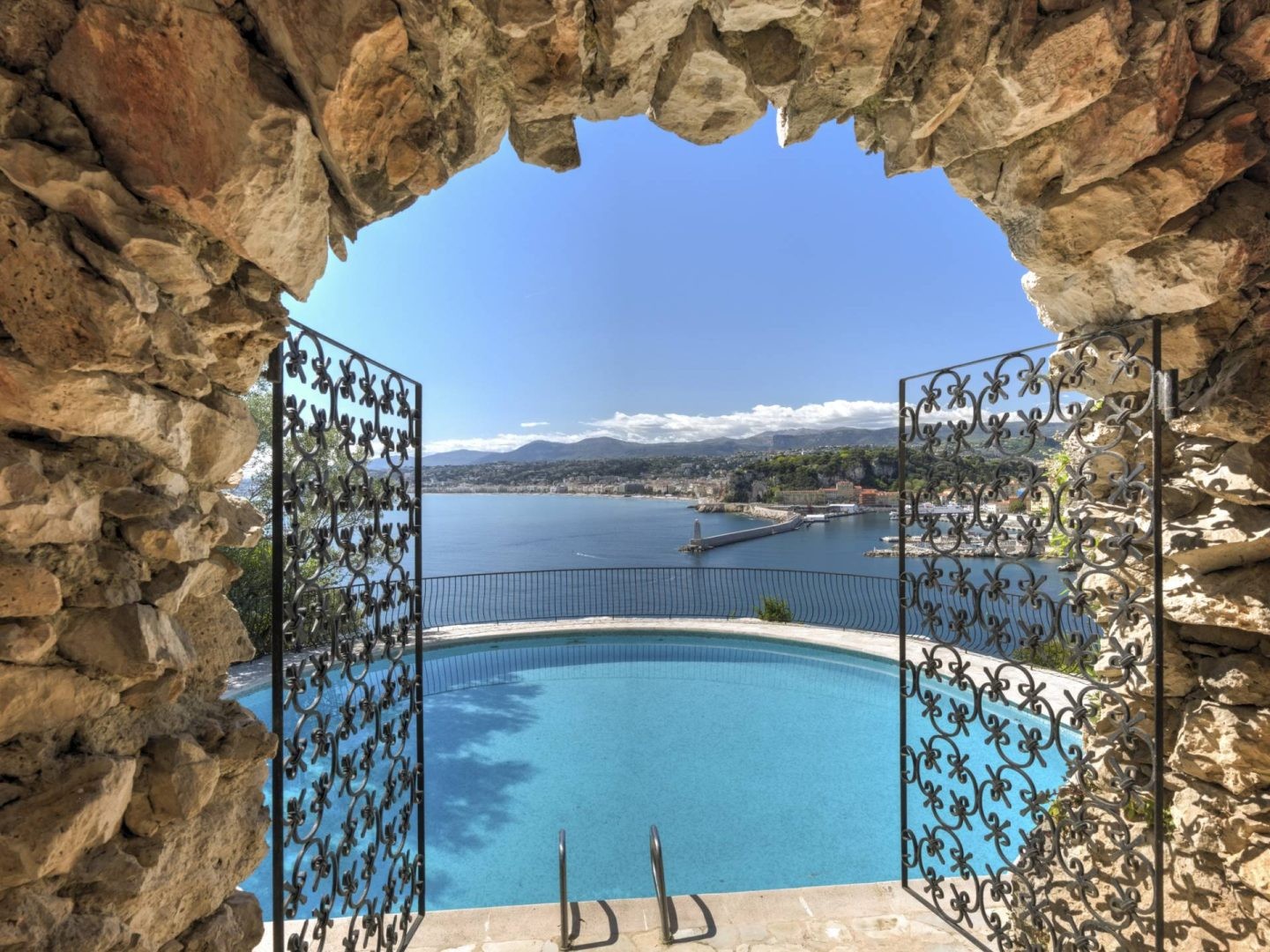 Une piscine chauffée à débordement offre une vue imprenable sur la mer.