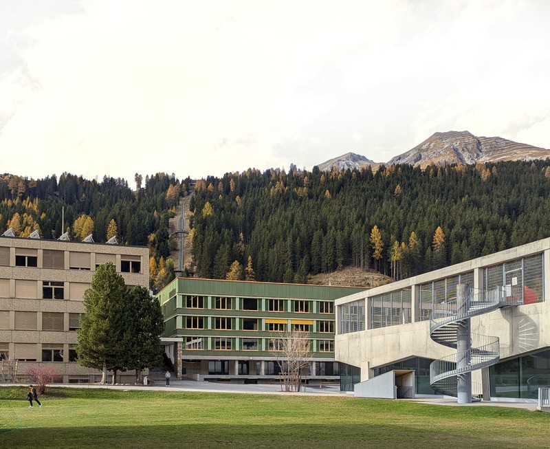 L'agrandissement et la modernisation durable du centre scolaire de Davos Platz ont remporté le prix Architizer 2025 dans la catégorie «Ecoles primaires et secondaires».