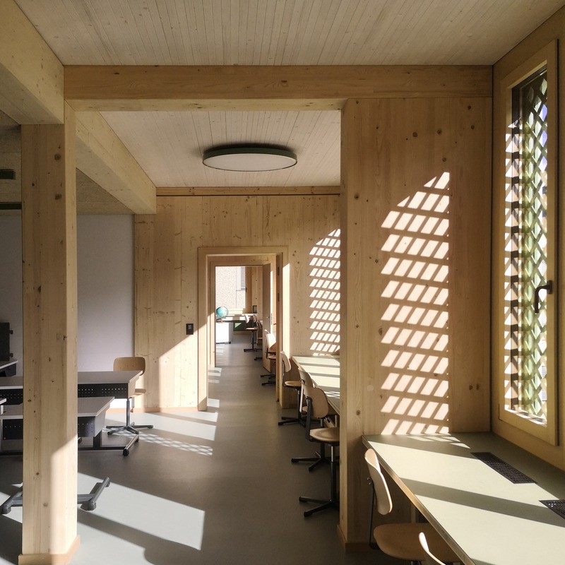 Le système «LowTech» permet une ventilation naturelle des classes grâce à des lucarnes et un atrium.