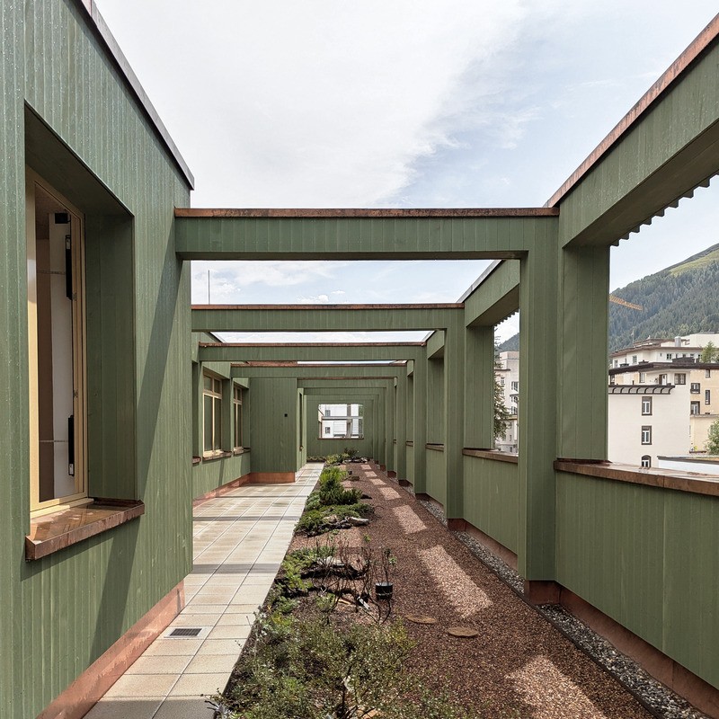 Le toit du bâtiment est recouvert de végétation, contribuant à l’isolation thermique et à la biodiversité.