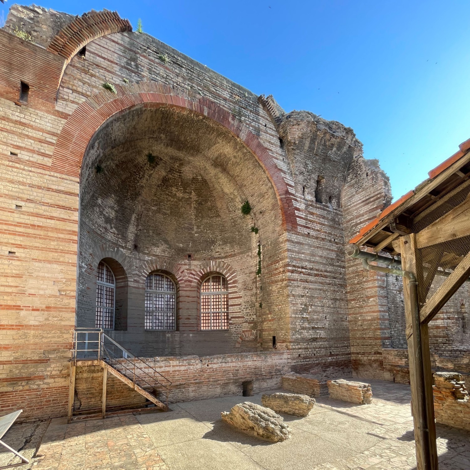 Au premier plan des thermes romains d’Arles, on distingue des blocs de béton issus de l’effondrement du plafond. Des chercheurs y ont identifié des dépôts de carbonate provenant d’un ancien aqueduc, apportant une nouvelle piste sur l’alimentation en eau d
