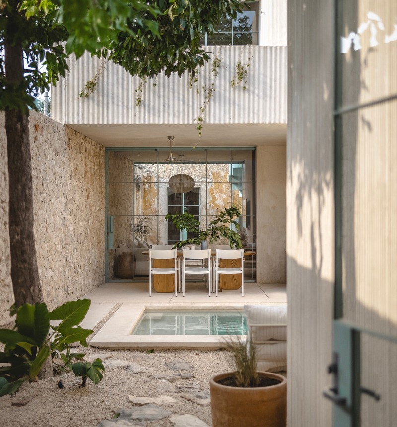 A Merida, un projet de réutilisation adaptative transforme une propriété abandonnée en une habitation sereine, à la fois intérieure et extérieure.