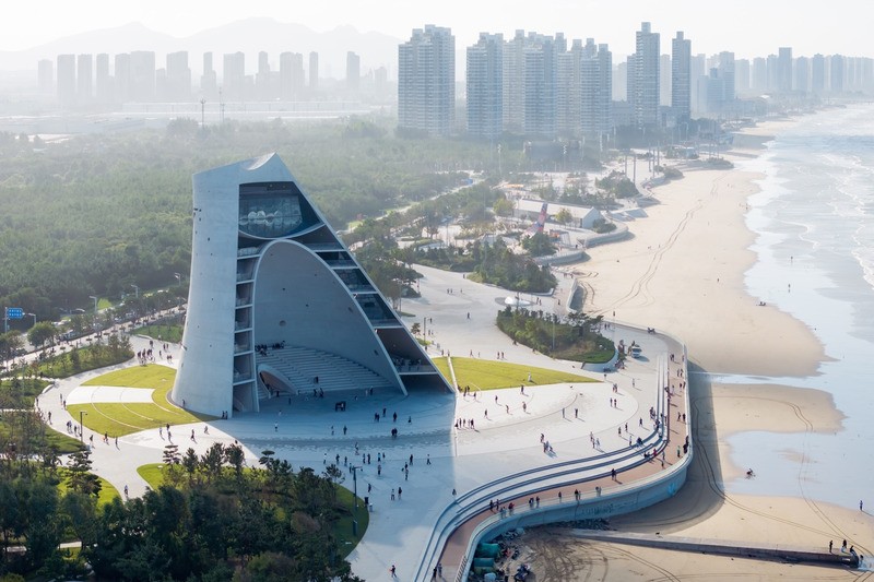 La Sun Tower est un centre culturel emblématique situé en bord de mer à Yantai, dans la zone de développement de Yeda, en Chine. Haute de 50 m, la tour associe théâtre en plein air, espaces d’exposition numériques, bibliothèque, café, bar et un espace sem