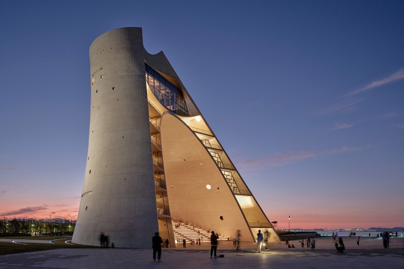 En forme de cône sculptural, la Sun Tower se transforme, la nuit tombée,  en une installation lumineuse spectaculaire sur les rives de la mer Jaune.