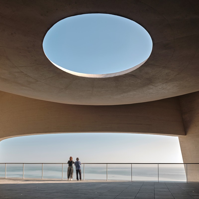 L’espace Phenomena, perché au sommet de la Sun Tower, offre une expérience ouverte sur l’océan. Un oculus central capte la lumière et l’eau de pluie, guidées vers un bassin au cœur de la structure.