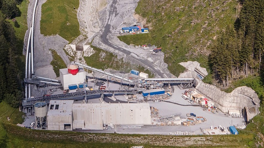 La zone de Hochstegen se caractérise par une géologie extrêmement complexe. Sur environ 500 m, les couches rocheuses carbonatées aquifères prédominent.